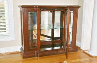 Broyhill Small Lighted Curio Cabinet On Popscreen