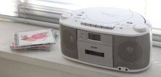 iRiver IA30 White Sliver Portable Cassette CD Player FM Radio 4 4W Speaker