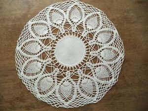 Exquisitely Crocheted Vintage White Linen Lace Pineapple Table Center Doily 16"