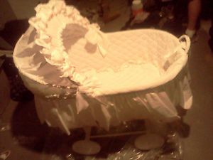 Sale $$$ Beautiful Baby Girl Bassinet Pink Blue Lining with Wheels