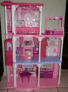 Barbie Glamour Camper - Exclusive Set with 4 Dolls