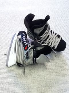 Used Bauer Ice Hockey Skates Size 1 5D