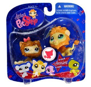 Hasbro Year 2009 Littlest Pet Shop Pet Pairs "Sassiest" Series Bobble Head Pet Figure Set   Kitty Cat (#1005) with Removable "Lion Mane" and Lion (#1004) with Blue Bow (92724) Toys & Games